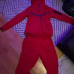 Röd nike tech fleece - Riktigt nice tech fleece, som jag ej använder längre och passar någon annan bättre:)