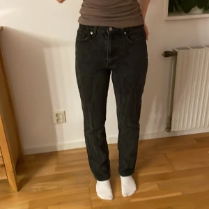 Svarta vintage jeans - Snygga svarta vintage jeans med rak passform och hög midja. Perfekta för en stilren look. 