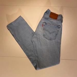 Ljusblå Levi’s 501 jeans. (W28 L32) - Säljer ett par klassiska ljusblå Levi's 501 jeans. De är sparsamt använda och i ett fint skick. Köpare står för frakt. Först till kvarn.