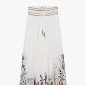 Vit långkjol med broderi - Charmig vit långkjol med färgglada broderier och knytband i midjan. Kjolen har ett bohemiskt mönster och en elastisk midja för bekväm passform. Perfekt för en avslappnad och stilfull look. Slutsåld överallt. Super fin nypris 500kr 💕💕