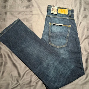 Nudie Jeans - Feta jeans från nudie jeans i modellen grim tim storlek w33 l32. Ny skick med lappar.
