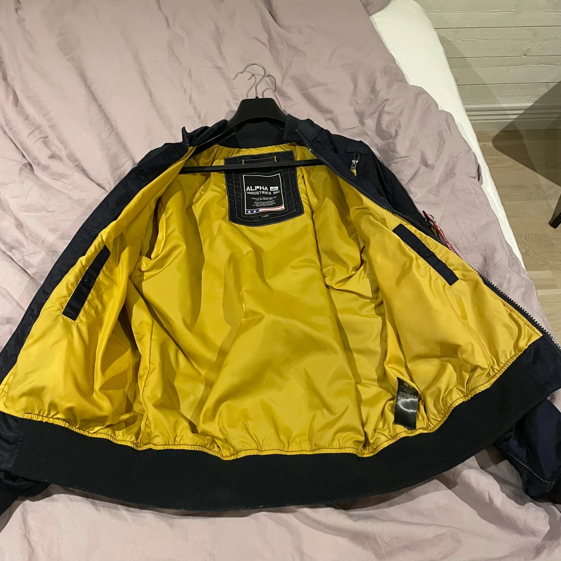 Svart bomberjacka från Alpha Industries - 3