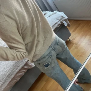 ljusblå jeans med slitningar - säljer ett par skit snygga jeans då dem inte passade mig!! (skriv för mer info eller intresse) 💗knappen är även lite lös men håller ändå helt okej💗