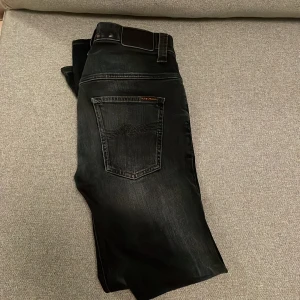 Nudie jeans  - Säljer dessa as feta nudie jeans i en väldigt snygg tvätt. Färgen är svart. Storleken är 28/32. Perfekt skick utan defekter. Kan gå ned i pris vid snabbaffär