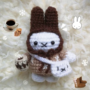 Vinter Miffy Figur 🧣☕🥨 - Supersöt virkad Miffy i vinter tema. Virkad i varma bruna färger med broderade snöflingor, miffy väska och en kopp varm choklad. 🧸 Perfekt dekoration på skrivbord/hylla hos en Miffy älskare! Kan också göras till nyckelring 💌 Frakt 18kr via swish eller använd KÖP NU! Postas inom 5 dagar efter betalning 💛