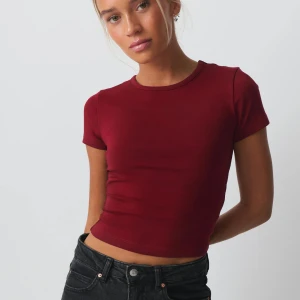 Vinröd tshirt - Vinröd t-shirt från gina tricot, använd ca 5 ggr. Jättebra skick, slutsåld på hemsidan, nypris 159. 