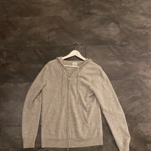 John Henric cashmere zip hoodie - Säljer denna feta zip hoodien från John Henric. 🤩🤩Tröjan är i storlek S men passar även M. Skick 8.5/10 (sparsamt använd). Materialet är 100% cashmere. 🐑Köpte den för 2600 på John Henrics hemsida! Perfekt nu inför vintern och våren!! 🙌🙌