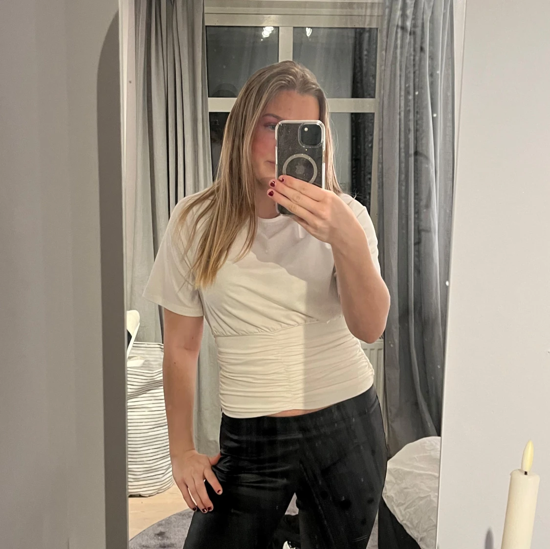 Vit kortärmad topp med rynkdetaljer - 1