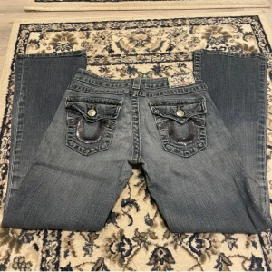 true religion jeans  - Snygga blå true religion jeans med glitter på fickan har använt 2 ggr köpte dom på plick och bilderna är där ifrån skriv för fler bilder❤️ kan diskutera pris❤️