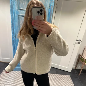 Beige teddyjacka med dragkedja - Mysig beige teddyjacka med dragkedja framtill. Perfekt för kyliga dagar med sin fluffiga design. Jackan har en normal passform och långa ärmar. Jackan är ifrån Lindex i storlek S!🥰
