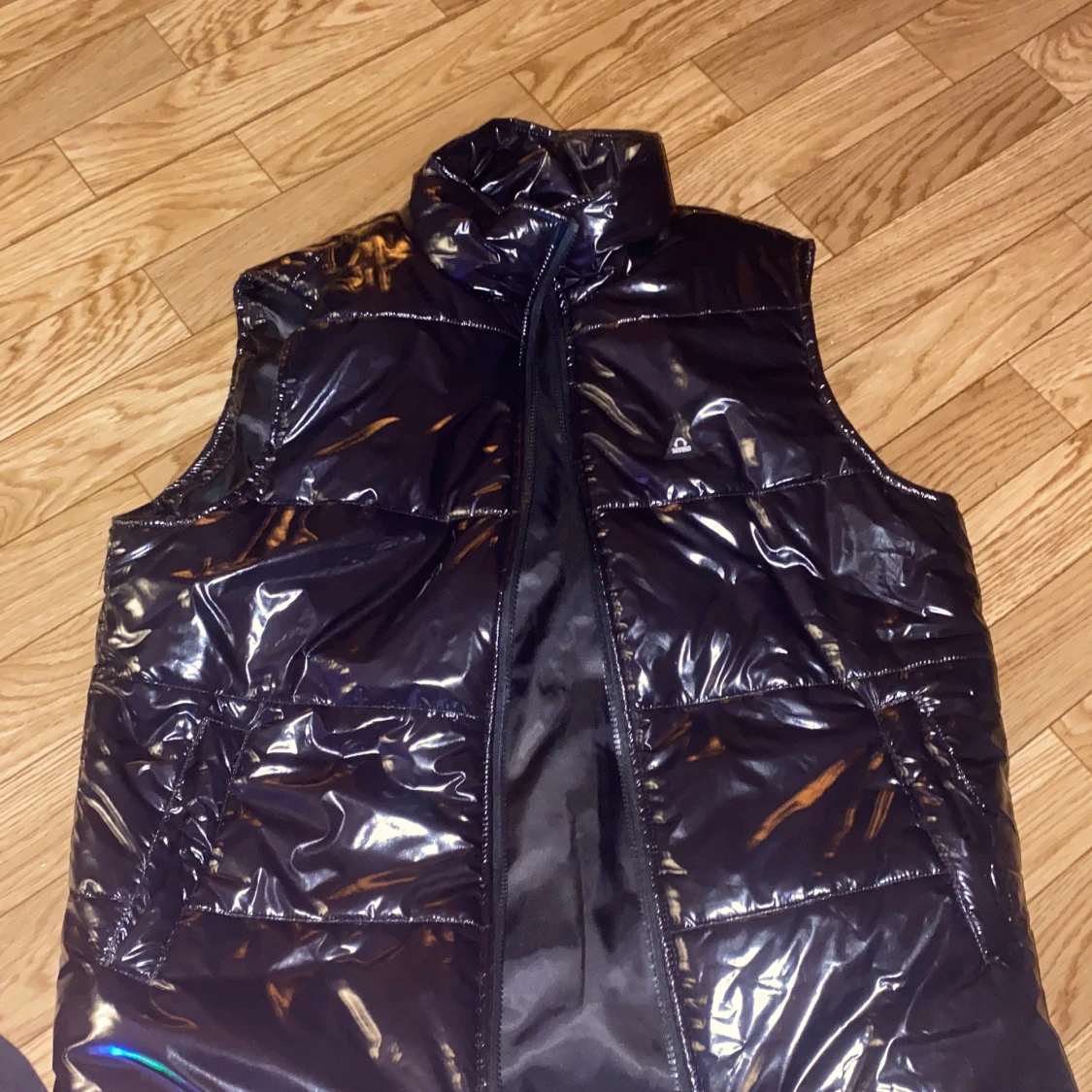 Svart glansig dunväst - 1