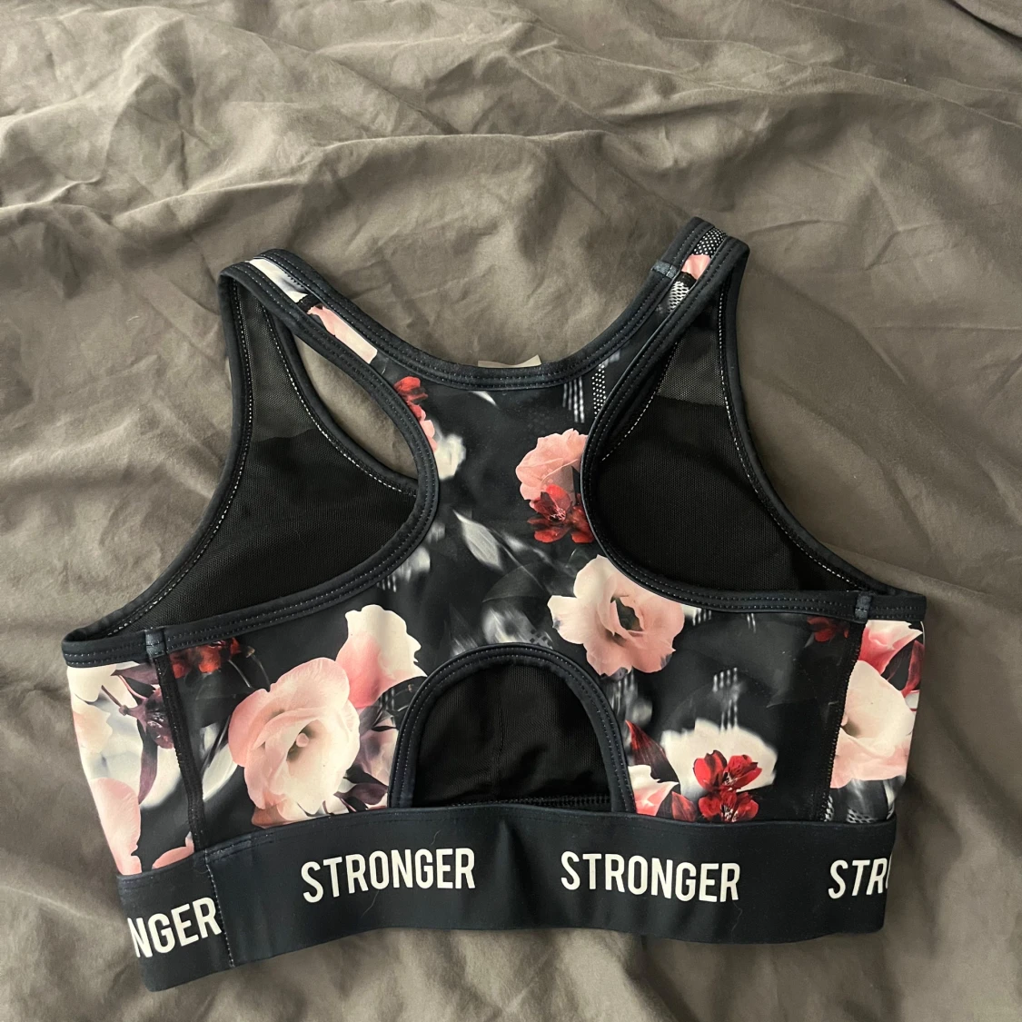 Blommig sporttopp från Stronger - 2