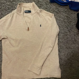 Beige tröja från Ralph Lauren - Säljer min polo Ralph Lauren tröja för den it passar den är knappt använd pris kan diskuteras vid snabb affär 