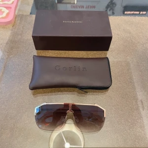 Corlin EyeWear solglasögon  - Snygga Solglasögon i grym kvalitet! Allt på bild medföljer. 