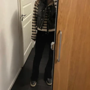 Svart quiltad väst - Snygg svart quiltad väst i storlek xs från nakd. Nästan aldrig använd. Skriv för fler frågor 💕