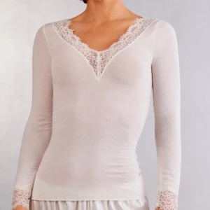 Vit intimissmi spets tröja💕 - Säljer denna helt nya intimissmi tröjan i ultralight modalkashmir eftersom att den inte kommer till användning 🫶 den är i helt nytt skick och oanvänd💕ny priset är 459kr! pris kan diskuteras!💯💕