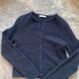 Mörkblå kofta från gina🤍 - Säljer en stilren mörkblå kofta från gina😇. Koftan har långa ärmar och knappar framtill. Perfekt för kyliga dagar och kan enkelt matchas med olika outfits.