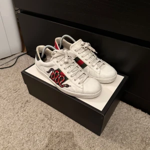 Gucci Ace Skor - Feta Gucci Ace Sneakers i storlek 43 (9 Uk)! As bra skick och man får med OG som låda och certifikat kort! Pris: 1900kr!