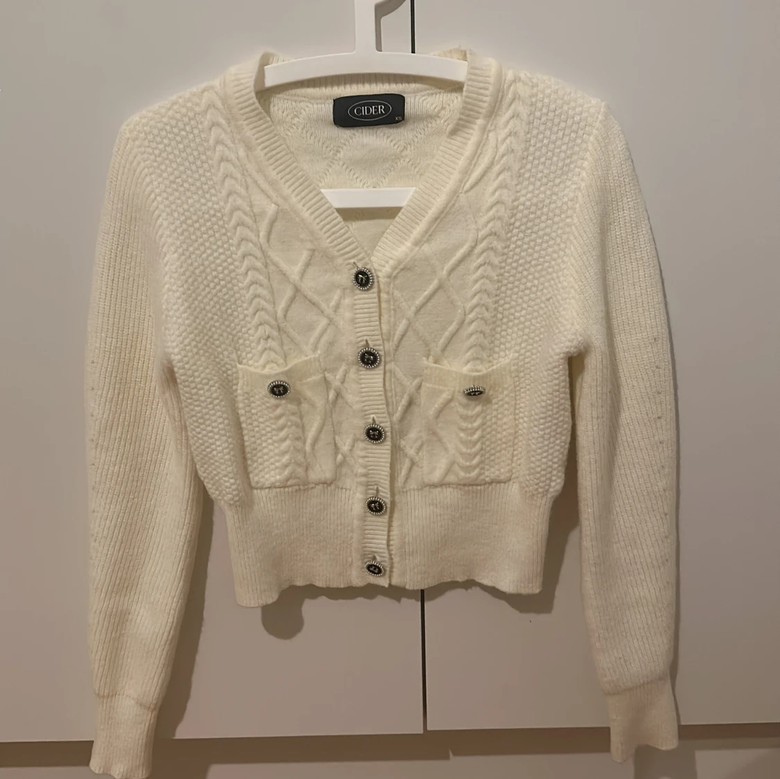 Vit stickad kofta från Cider