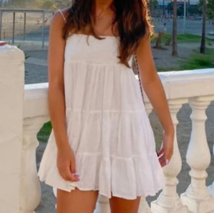 Vit klänning - Säljer en söt vit  klänning. Perfekt för varma sommardagar eller studenten.  
