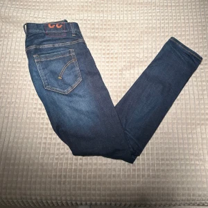 Dondup jeans - Snygga mörkblå i modellen George. Grymt skick! Storlek 32