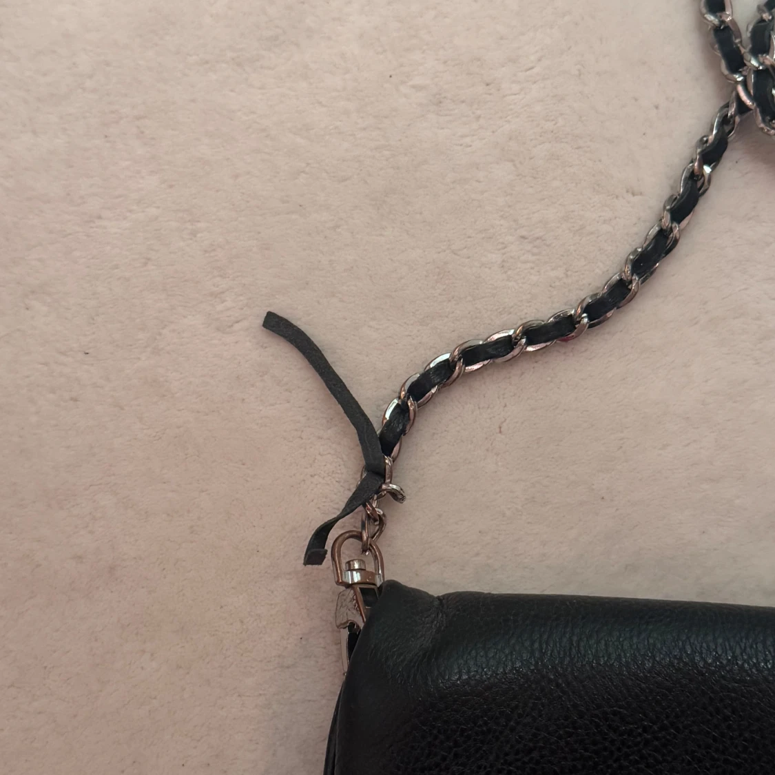 Svart axelväska med kedja och vingdetalj - 3