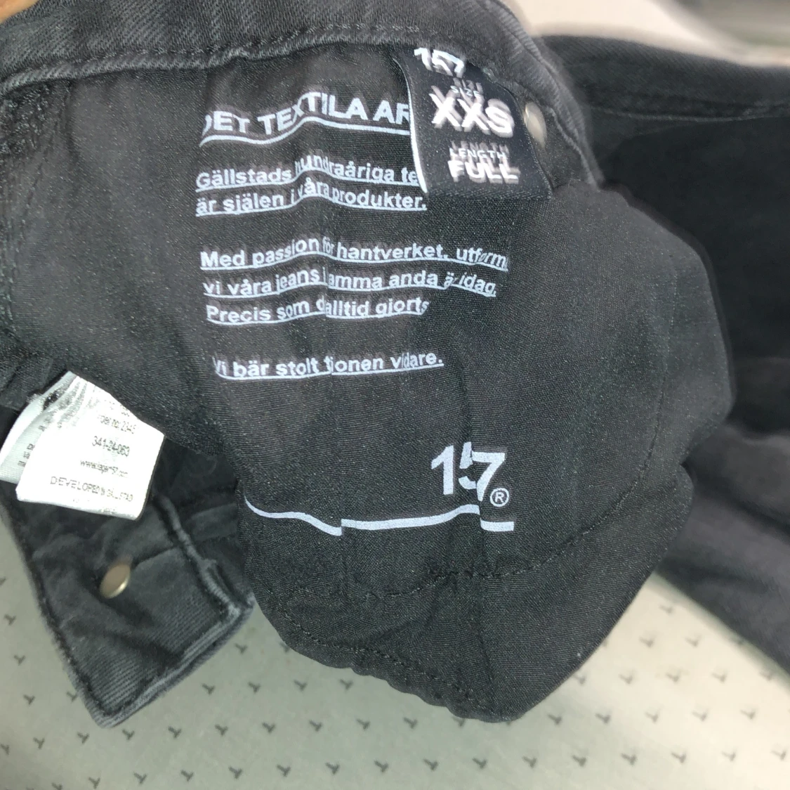 Grå jeansbyxor med fickdetaljer - 1