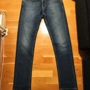 Blå jeans från Replay - Snygga blå jeans från Replay med klassisk femficksdesign och knappgylf. Perfekta för en avslappnad stil. Märket Replay syns tydligt på etiketten. Obs dessa är helt nya, aldrig tvättade, och det är mycket strech i dom. Pris kan diskuteras 