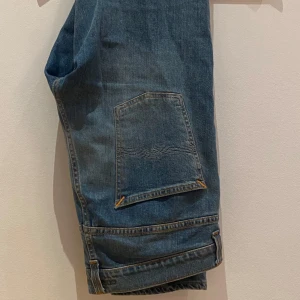 Nudie Lean Dean - Tja, säljer nu mina Nudie lean Dean jeans. Jeansen är en ljusblå tvätt och är i väldigt bra skick. Storlek 32/34. Hör av dig vid frågor😁