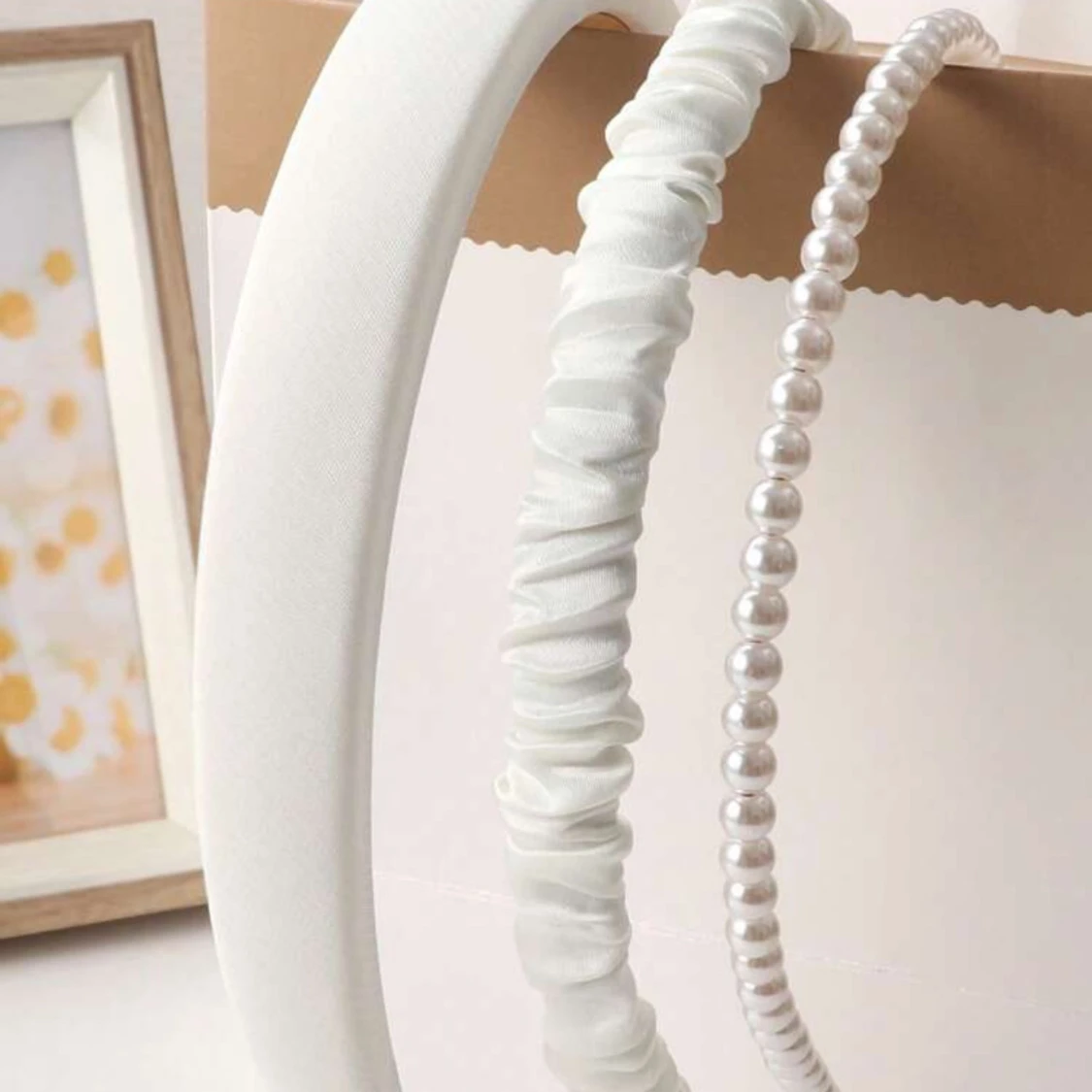 Tre vita diadem med olika detaljer - 1