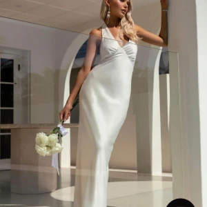 Balklänning  - Intresse koll på min bal klänning från peppermayo (Australien) . Champagne färgad jätte fin klänning i storlek S. 😍