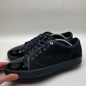 Lanvin skor - Hej! Säljer nu dessa sjukt snygga Lanvin skor. Skorna är i toppskick! Vi rekommenderar att gå ner en storlek. Har ett begränsat antal boxar och dustbag! Hör gärna av dig vid frågor 