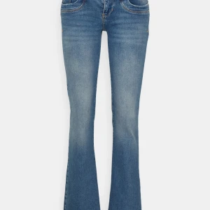 Ltb jeans valerie - Snygga blåa ltb bootcut jeans med klassisk femficksdesign. De har en bekväm passform och är perfekta för en avslappnad stil. Jeansen har en lätt tvättad look och är tillverkade i ett slitstarkt material.