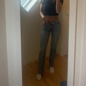 Raka lågmidjade jeans - Raka jeans från weekday i modellen TWIG. Lågmidjade och med brun tag på baksidan.