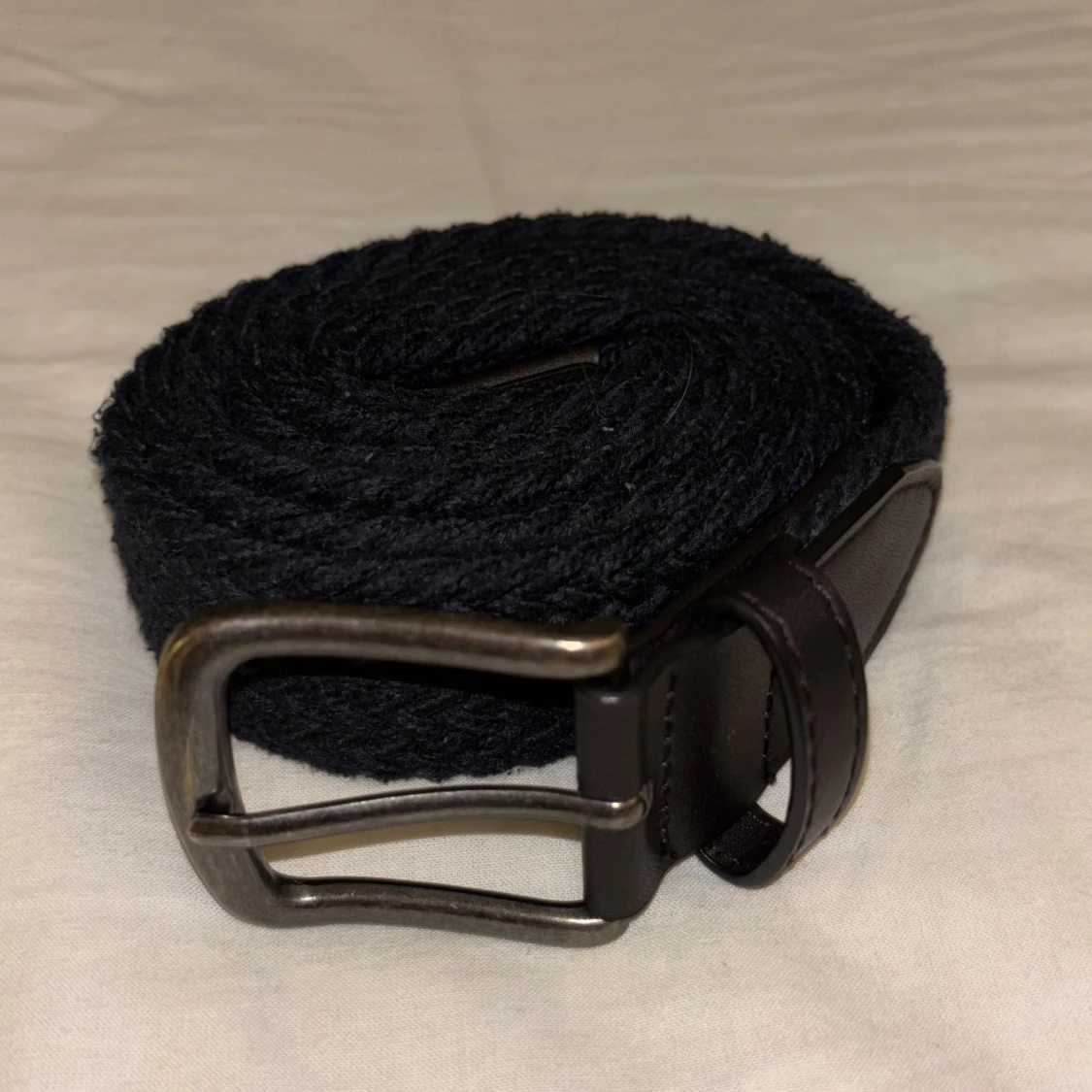 Marinblått flätat bälte