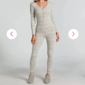 Grå onesie med mönster - Mysig grå onesie med ett stilrent mönster i vitt. Den har långa ärmar och knappar framtill, perfekt för kalla dagar. Materialet är mjukt och bekvämt. Helt ny oanvänd med prislappen kvar! Populär och slutsåld på hemsidan just nu!💕☺️