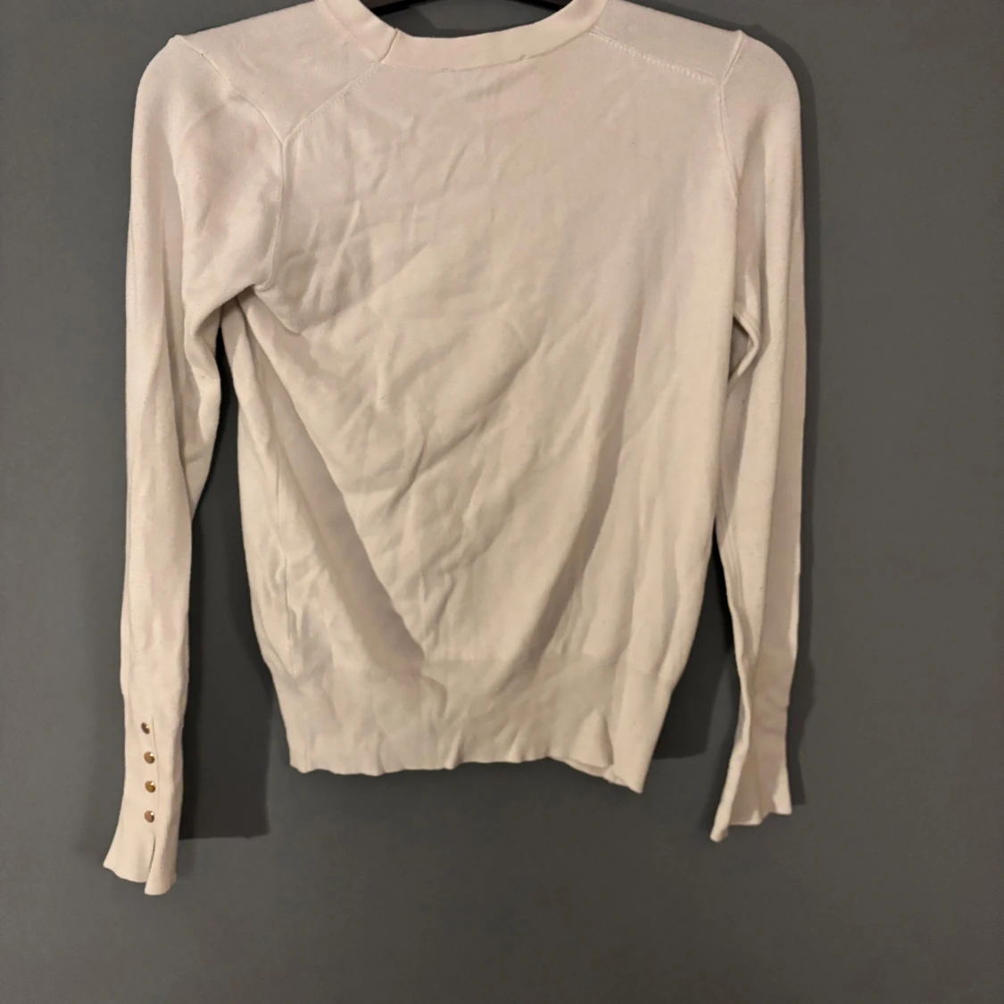 Beige/vit tröja med guldknappar - 1