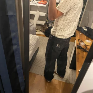 Sweet skateboard baggy - Baggy jeans med en perfekt passform i riktigt bra skick. Stjärnan på bakfickan gör en väldigt diskret men mycket viktig detalj som gör de mer unikt. Perfekt för streetwear. 