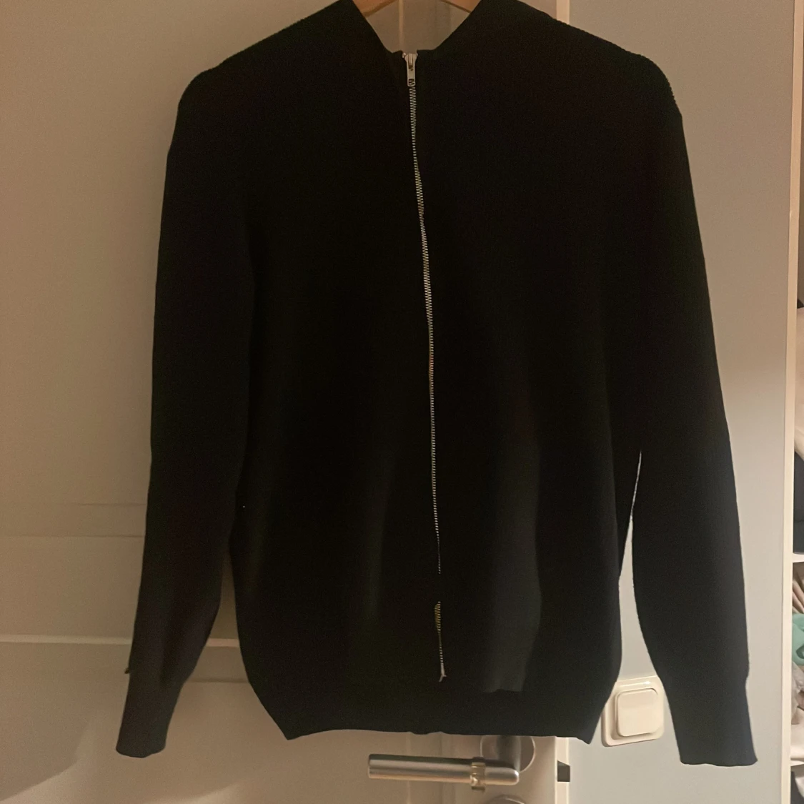 Svart hoodie med dragkedja