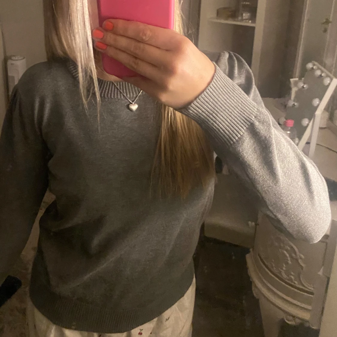 Grå tröja med ribbade detaljer