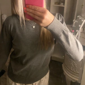 Grå tröja med ribbade detaljer - En stilren grå tröja med ribbade muddar vid ärmslut och nederkant. Perfekt för en avslappnad look. Passar bra till vad du än känner för⭐️