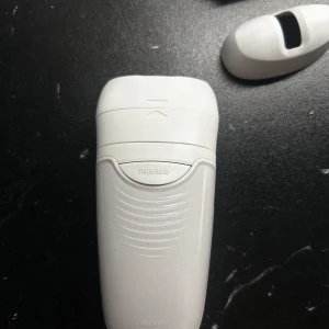 Epilator från Braun Silk-épil - Säljer en Braun Silk-épil epilator med flera utbytbara huvuden och sladd. Perfekt för smidig hårborttagning med smartlight-funktion för bättre precision. Inkluderar olika tillbehör för anpassad användning.