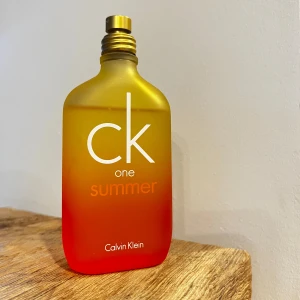 CK One Summer 2005 Eau de Toilette 100ml - Säljer Limited edition Calvin Klein parfymen CK one summer 2005 Edt i 100ml flaska men har använt ungefär 10-20ml. Jag har tyvärr tappat bort locket. Det är en fräsch och livlig doft från Calvin Klein. Flaskan har en gradient i gult och rött, vilket speglar den somriga känslan. Toppnoter av mandarin, ananas, kiwi och persika. Mellannoter av frangipani, bergamott och liljekonvalj. Basnoter av mysk och träiga toner.❤️☀️🍍🥝🍑 Parfymen säljs inte längre i butik men nypris ligger ungefär på 3200kr