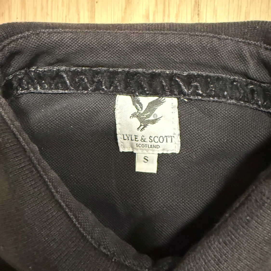 Svart pikétröja från Lyle & Scott - 2