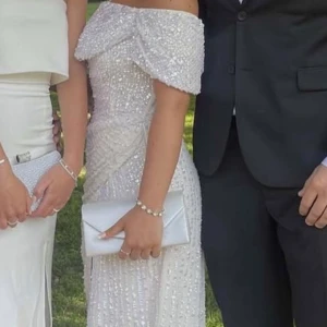 Vit glittrig offshoulder klänning Asos SÖKES - Sökes! Skriv gärna om ni har eller vet nån som har🤗Om ni har liknande får ni gärna skicka också!