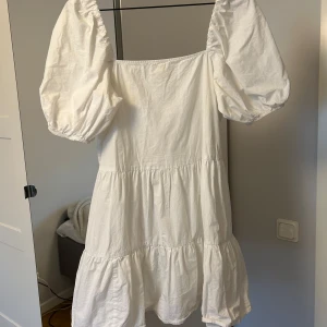 Studentklänning - Jättefin klänning med puffärmar🤍