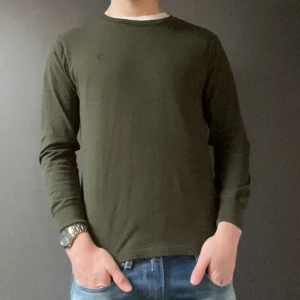 Polo Ralph lauren tröja - Polo Ralph lauren tröja i en fin olivgrön färg. Lite tunnare material så perfekt nu till vintern. Personen på bilden är 175 och väger 68. Den är i L barnsstorlek och sitter som S. Tveka inte på att höra av er vid funderingar!😃