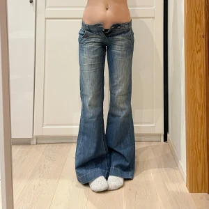 Lågmidjade bootcut/flare jeans🤩 - Midja 37 cm rakt över, gren 20 cm o innerben 82 cm💕Jae 169 o xs-s för referens. Märkta storlek 36 men skulle säga mer 34-stor 32