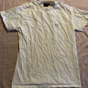 Hov1 t shirt  - Hov1 t shirt från deras tour 2023, t shirten är i nyskick då den bara har legat i garderoben den är lite skrynklig men går bort om du stryker den.