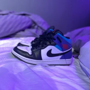 Nike Air Jordans i svart och blått - Tja! Säljer nu mina äkta svin feta Nike air jordans för dom är försmå, dom är använda men ser helt okej ut, se bilder, köpte för 1500kr,orginalkvitto finns.